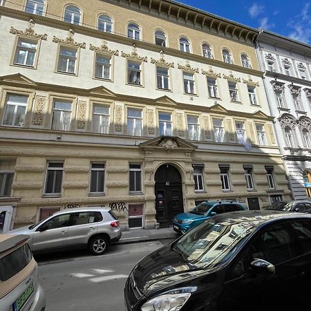 Little Oasis Close To The Opera Будапеща Екстериор снимка